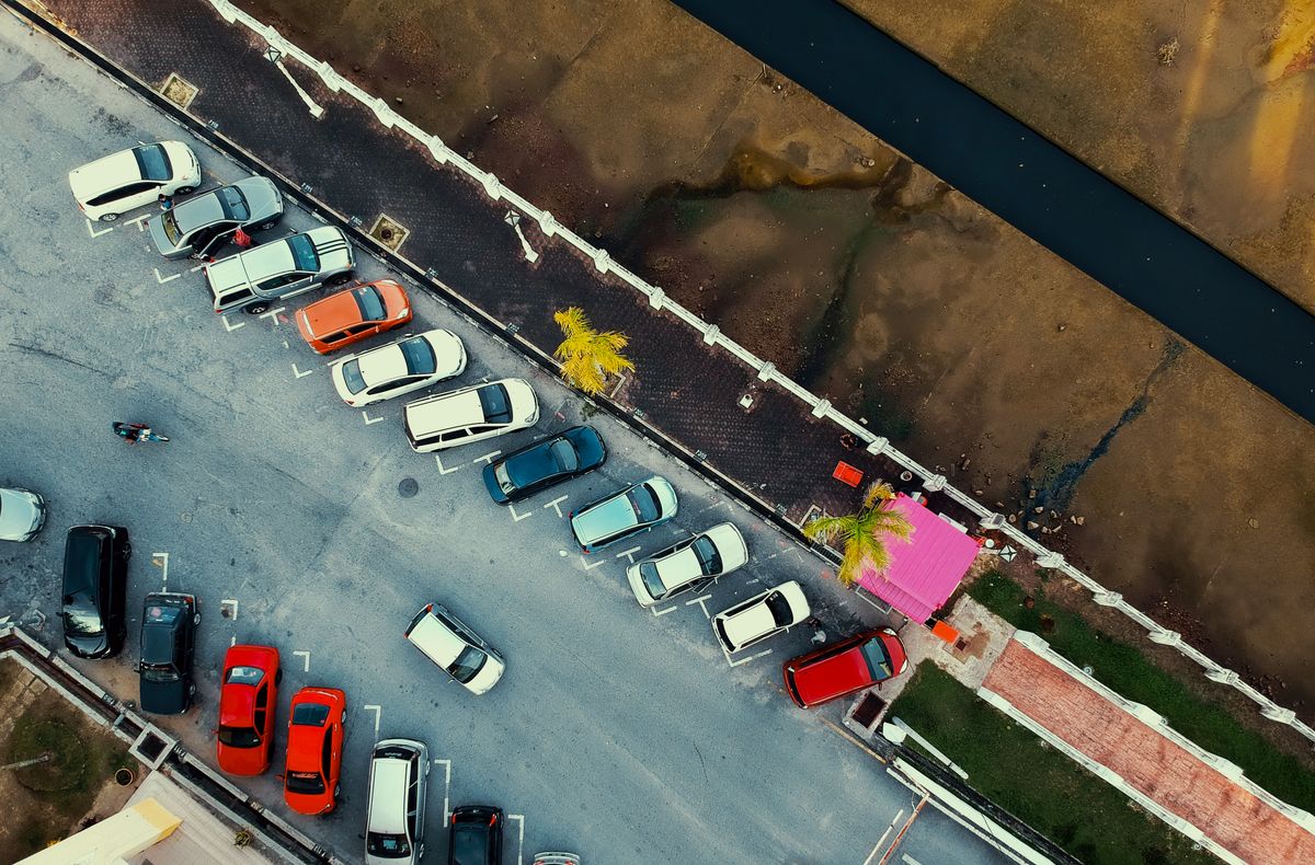 Gepflegter Parkplatz aus der Vogelperspektive