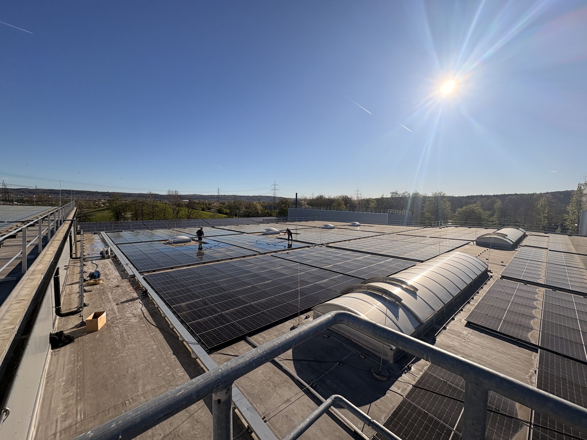 EMS bei der Reinigung einer großen Photovoltaik-Dachanlage